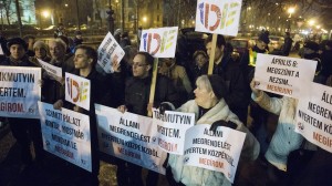 Tüntetés a Magyar Krónika alapításakor - fotó:  444.hu